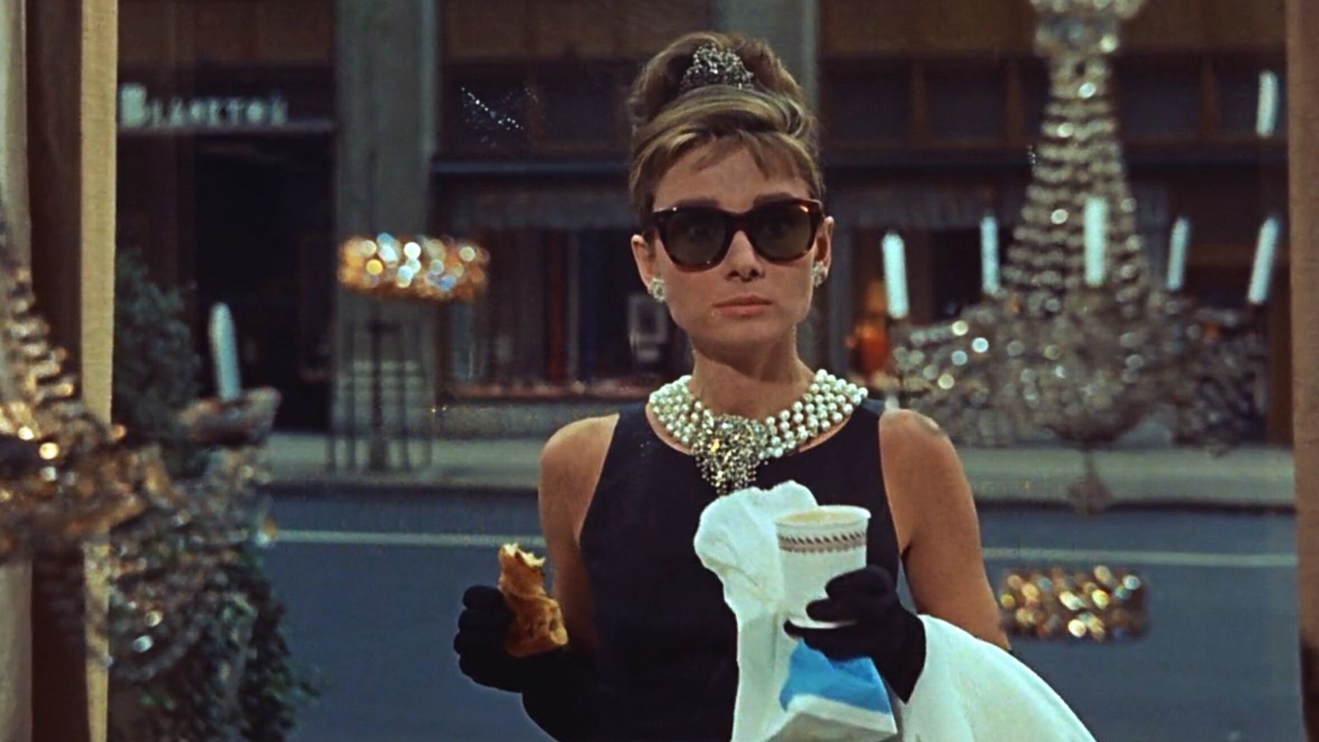 Desayuno con diamantes vestido negro