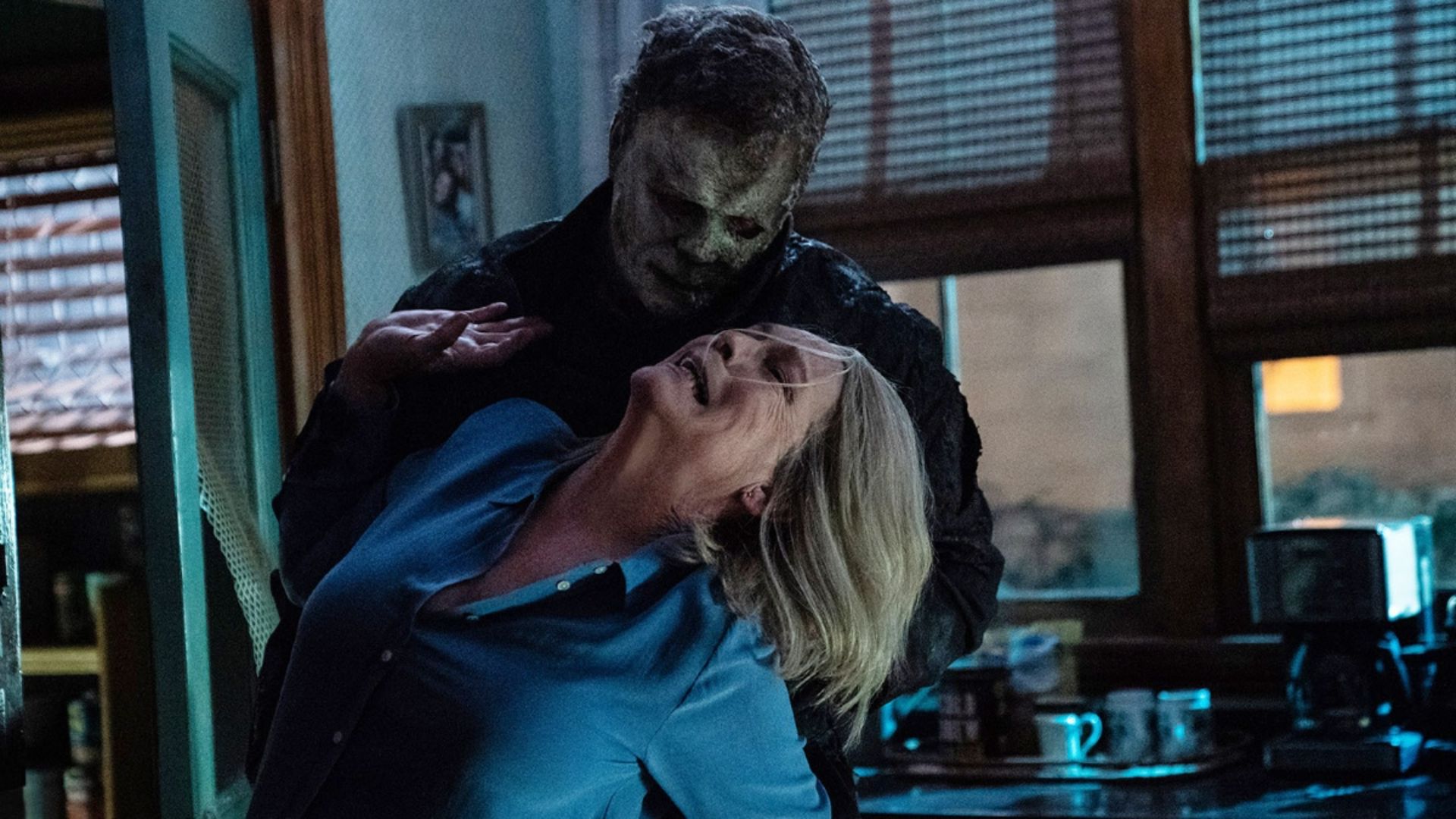 escena de la ultima cinta de halloween con jamie lee curtis peleando