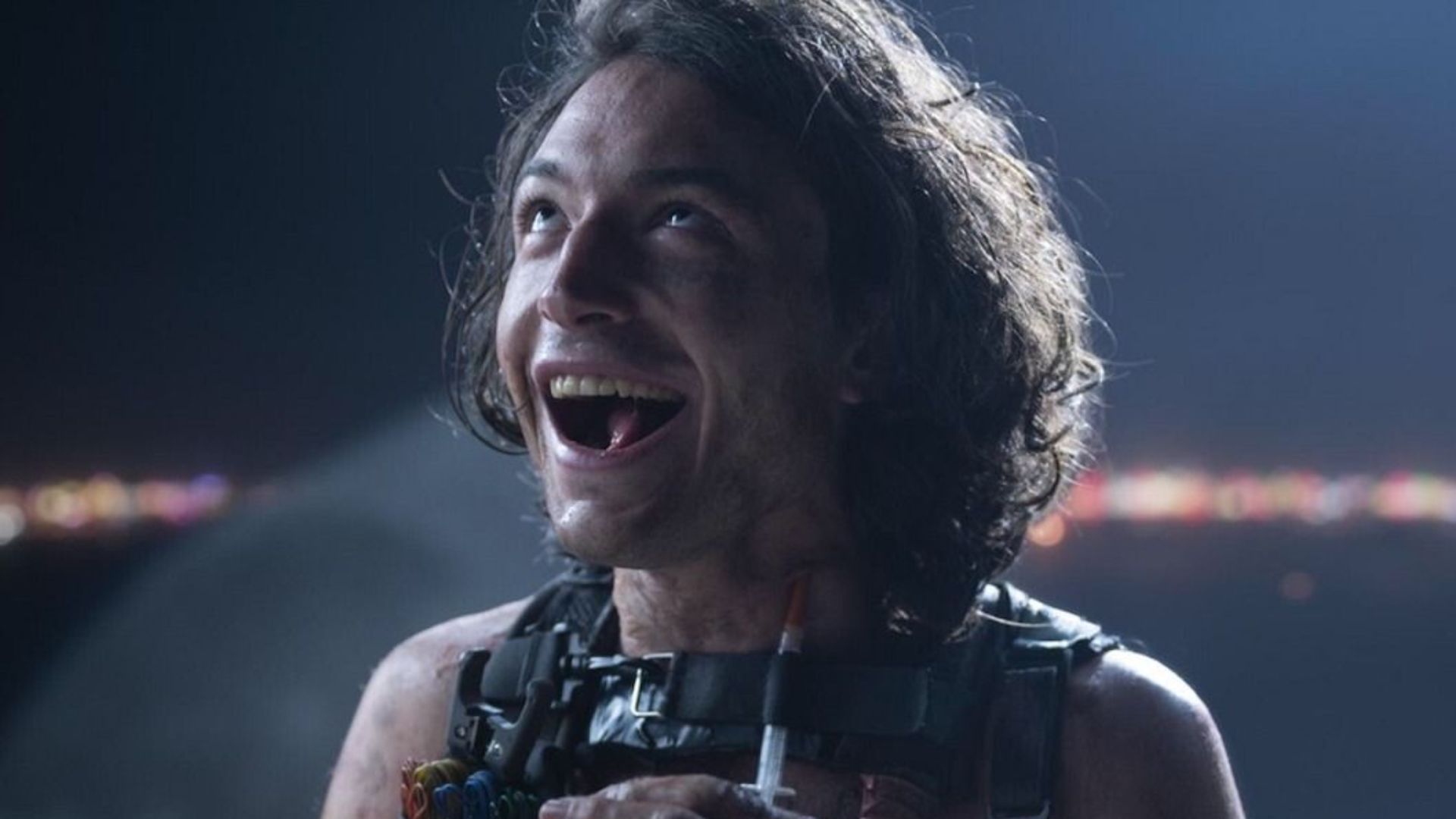 ezra miller con cara de loco en escena de peliucla