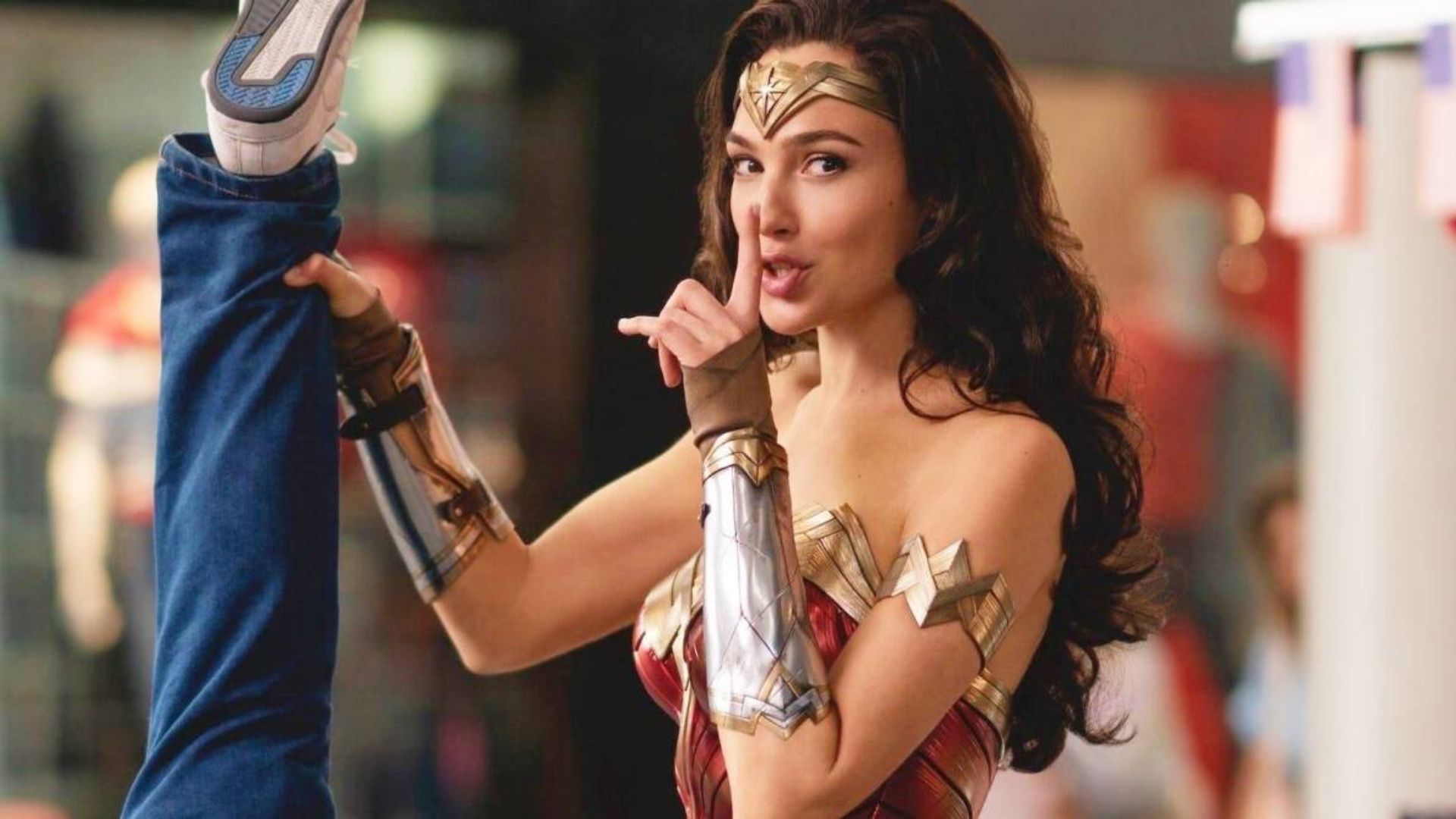 gal gadot en escena de mujer maravilla 1984 still 1