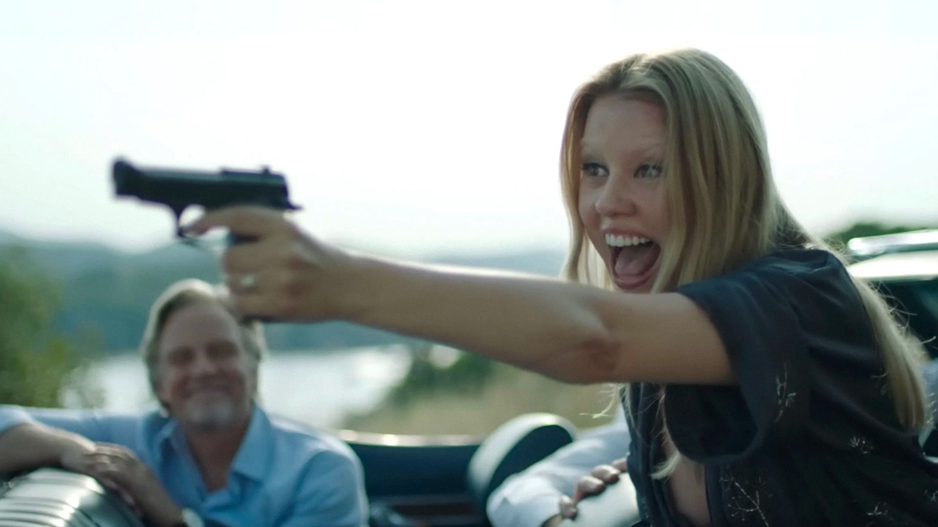 Mia Goth con pistola en mano en Muerte infinita 