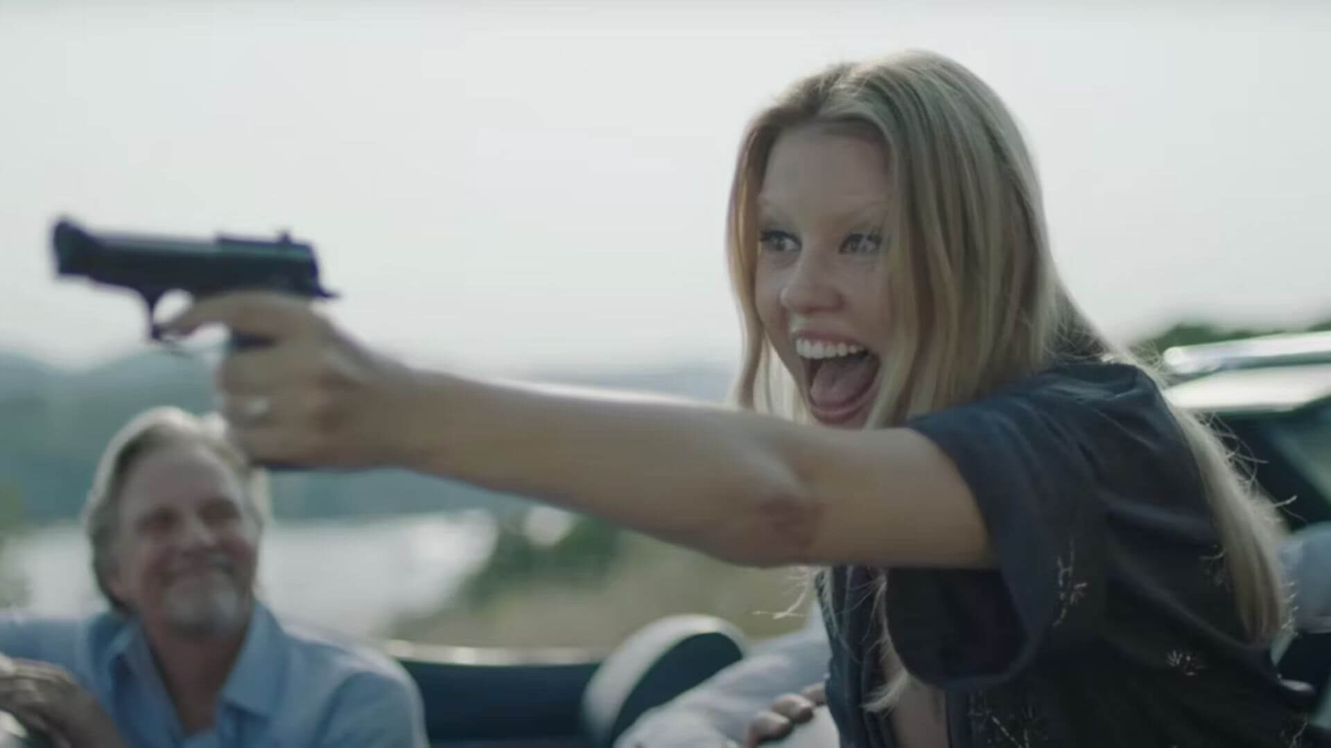 Mia Goth con pistola en Muerte infinita 