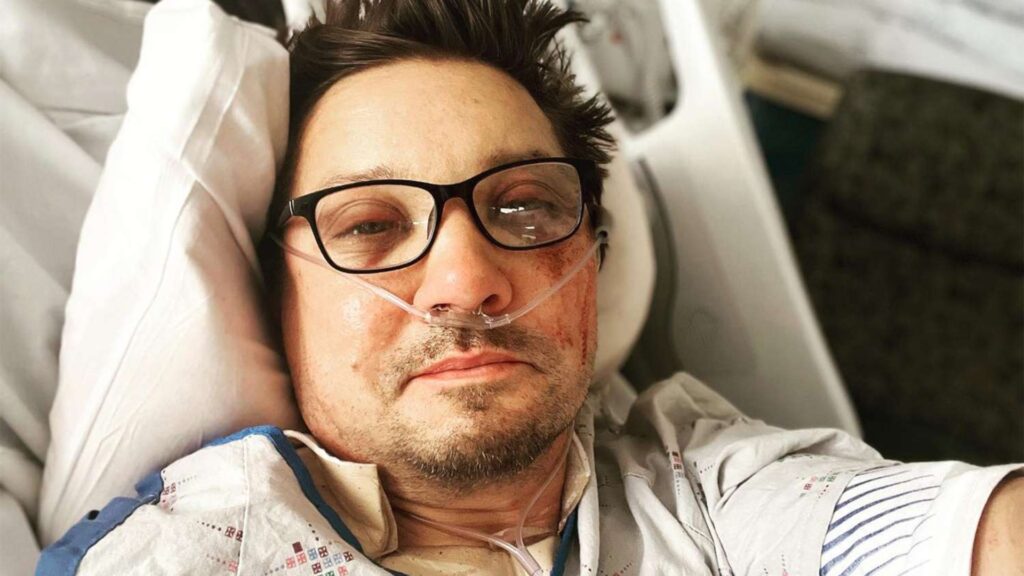 ¡Más de 30 huesos rotos! Jeremy Renner ofrece actualización de su estado de salud