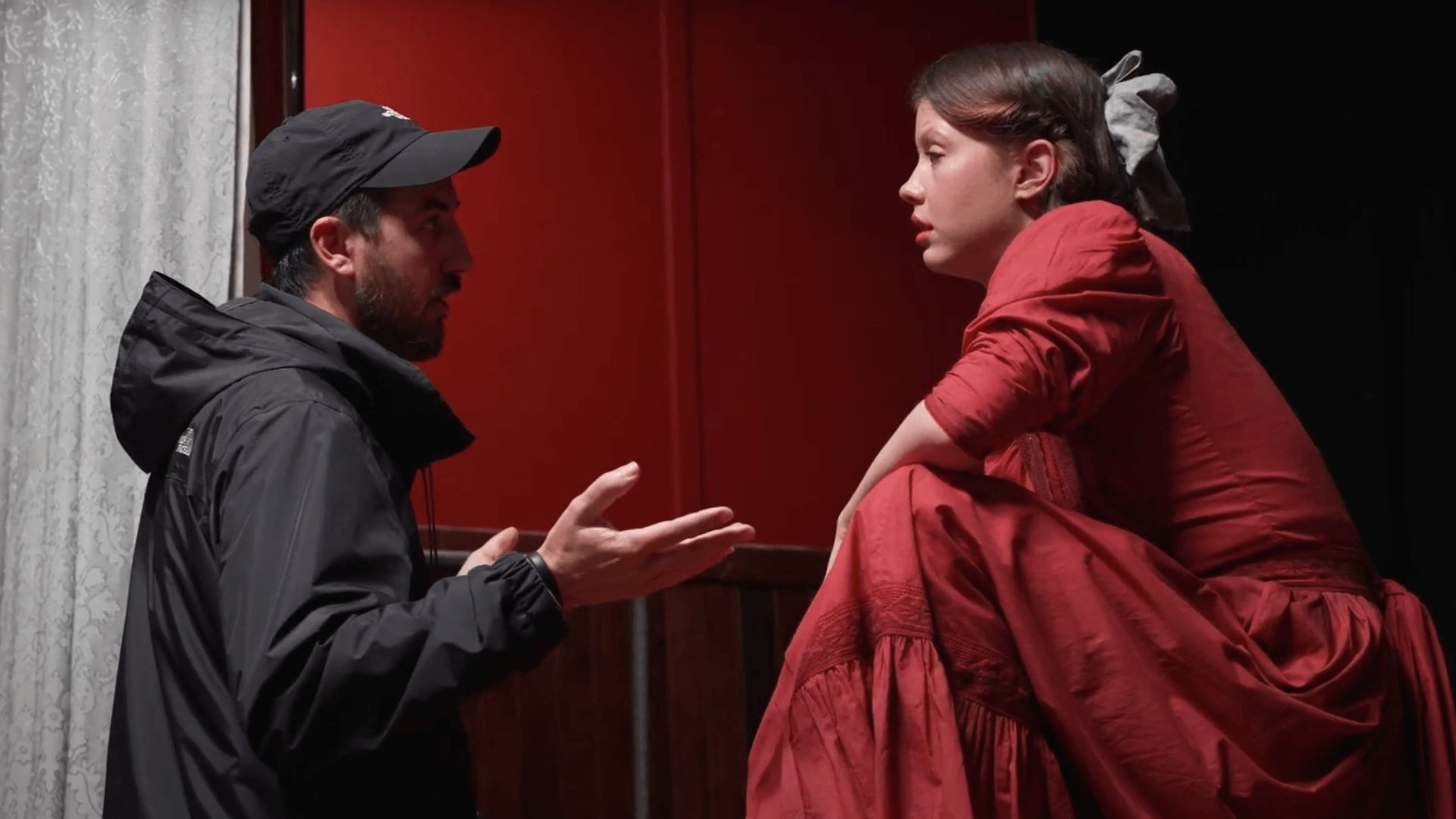 Ti West y Mia Goth en el set de Pearl 