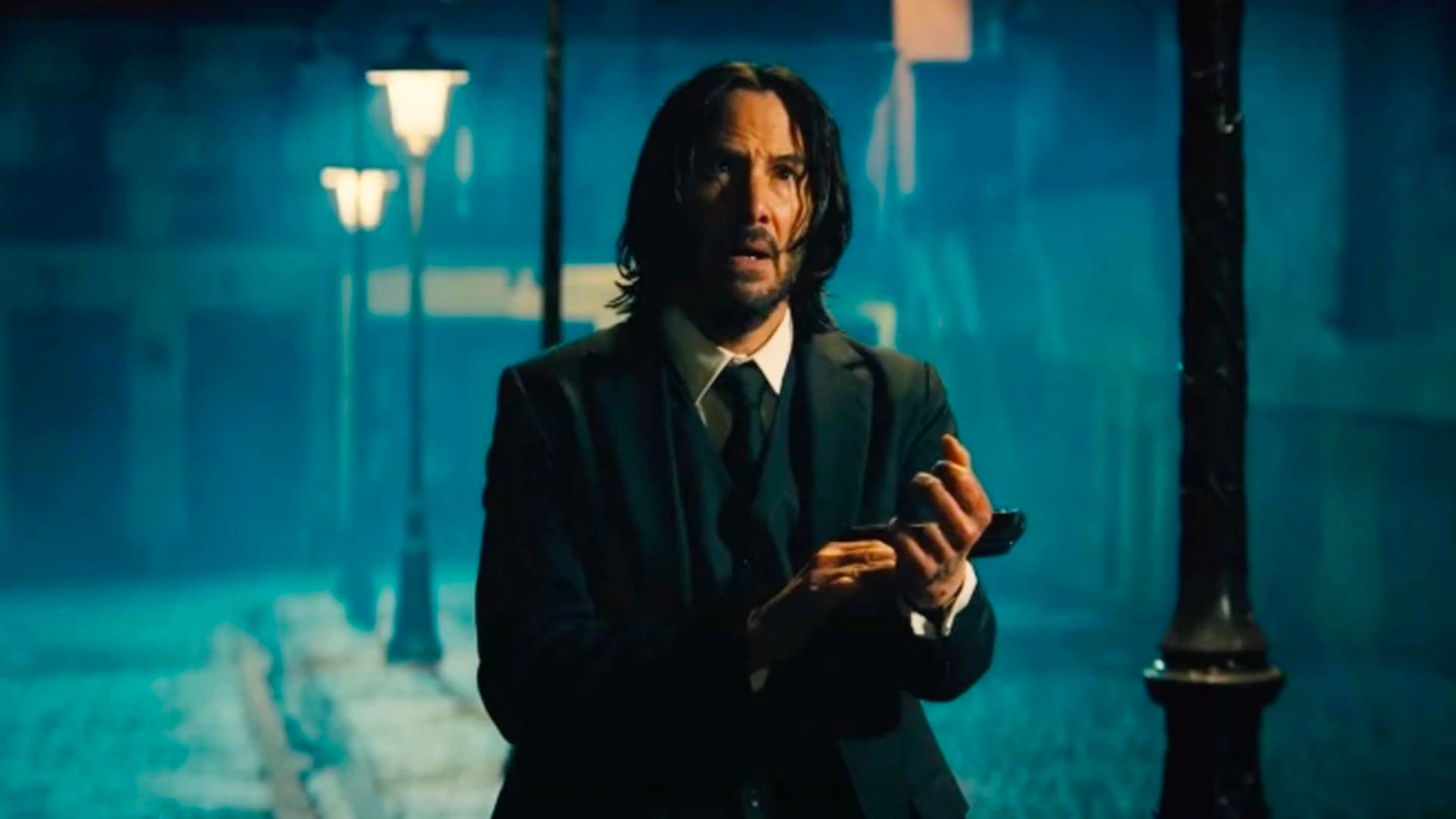 imagen promocional de john Wick capitulo 4 con Keanu Reeves cargando una pistola