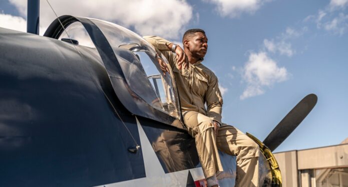 Jonathan-Majors-piloto-Devotion-ejercito-Estados-Unidos