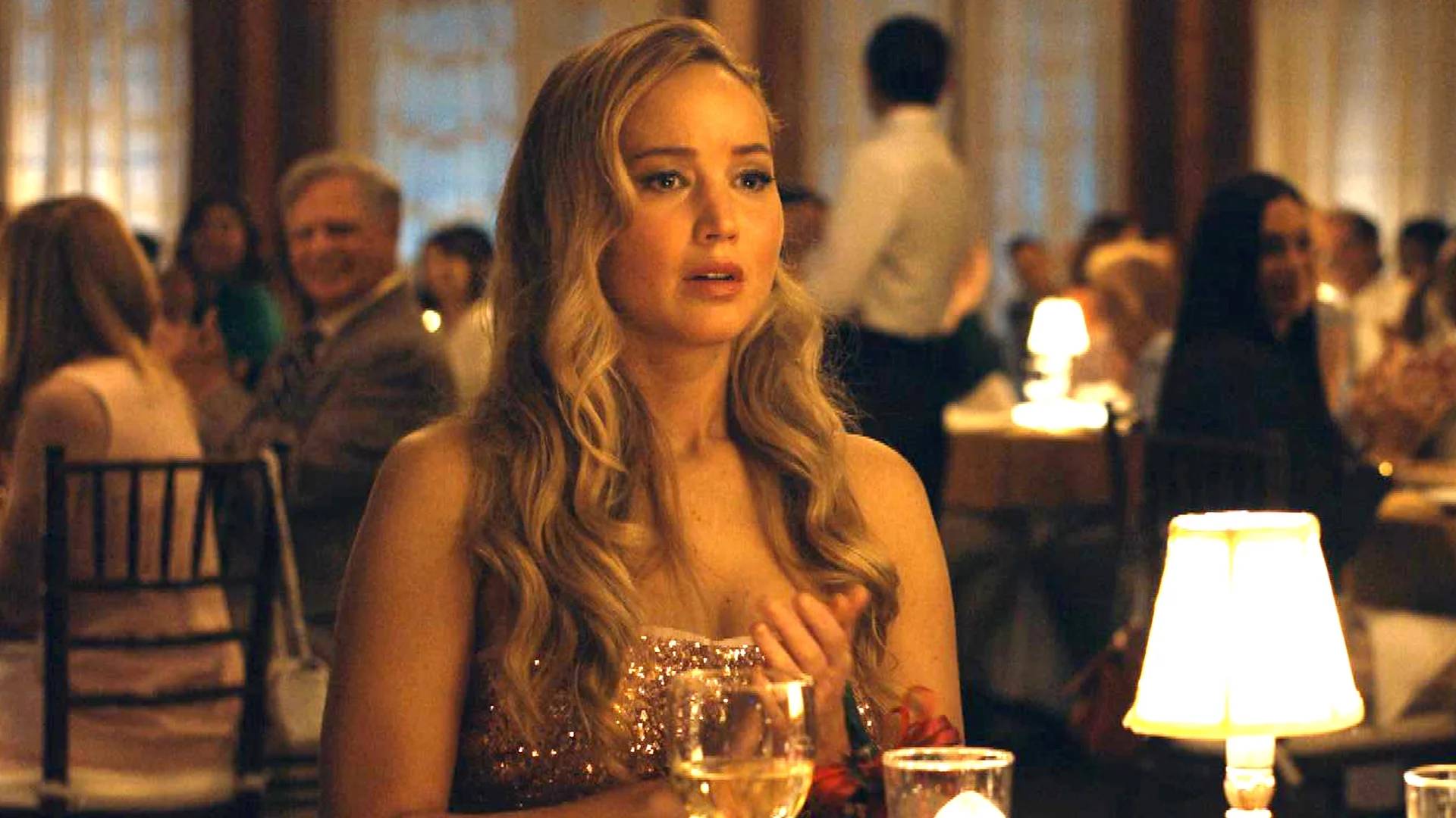 No Hard Feelings Hazme el favor con Jennifer Lawrence escena restaurante