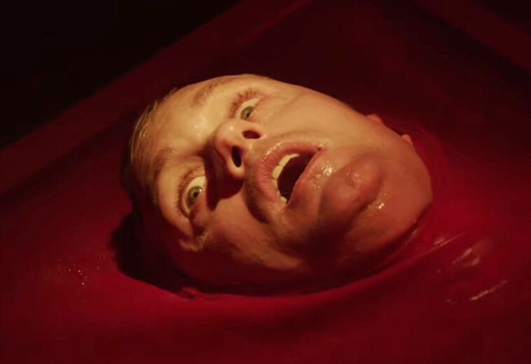 Alexander Skarsgård en una alberca de sangre en la pelicula muerte infinita