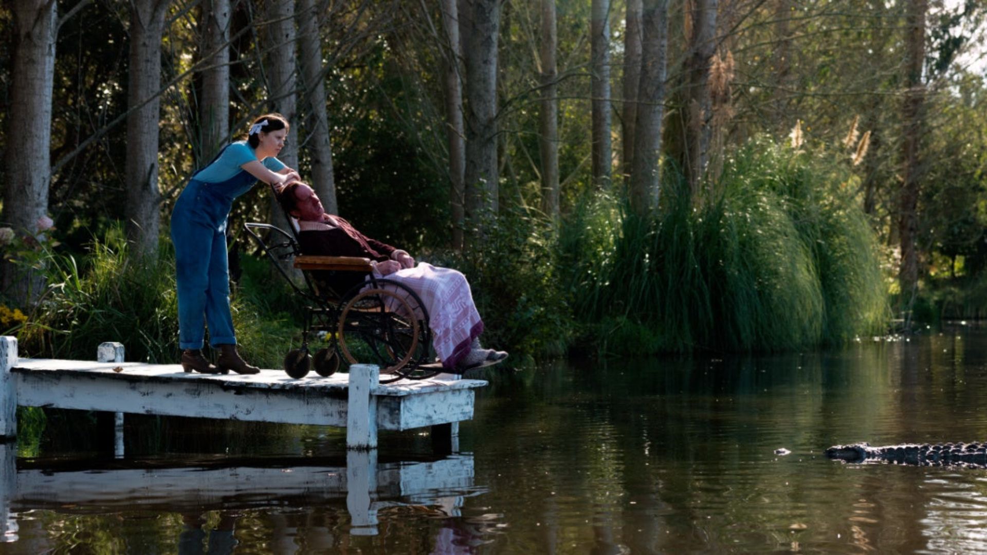 Mia Goth en el lago con los caimanes 