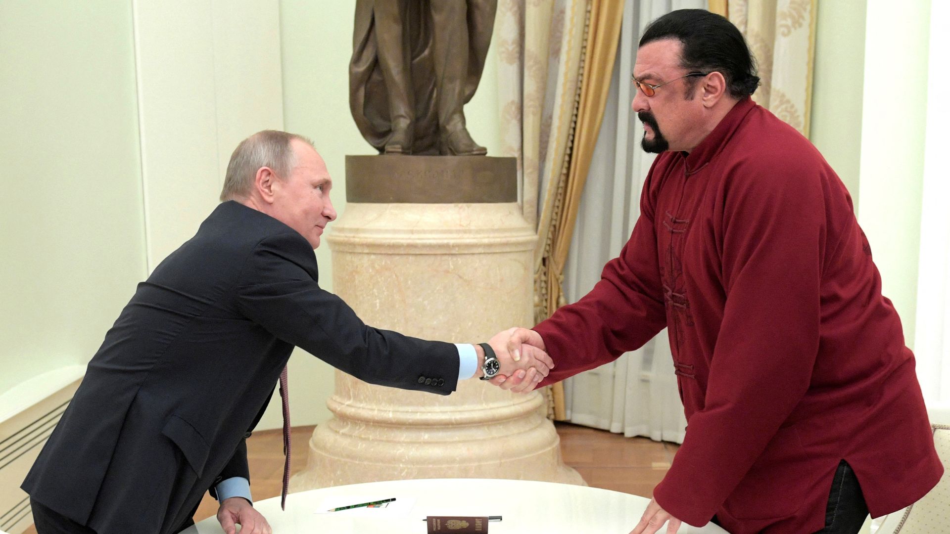 steven seagal vladimir putin amigos condecorado ruso rusia2