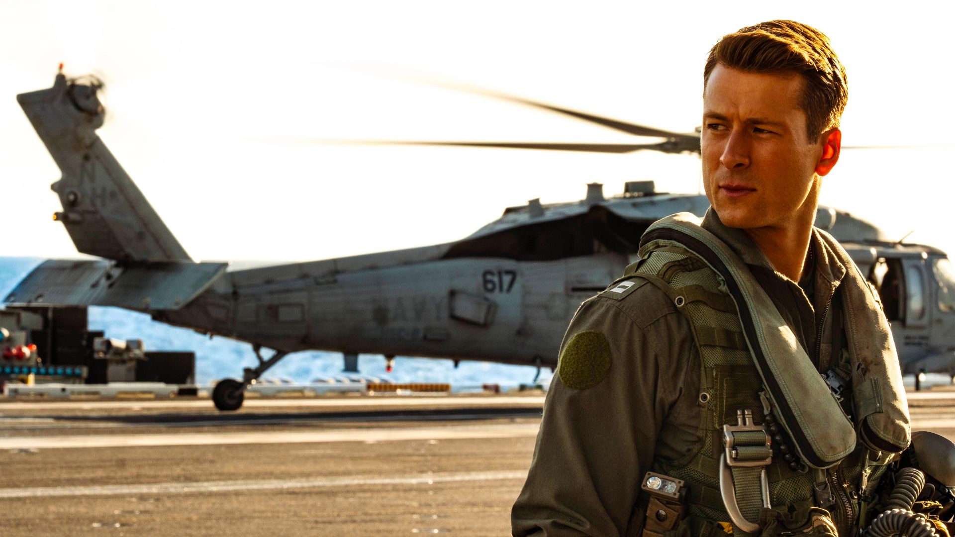 Glen-powell-top-gun-maverick-