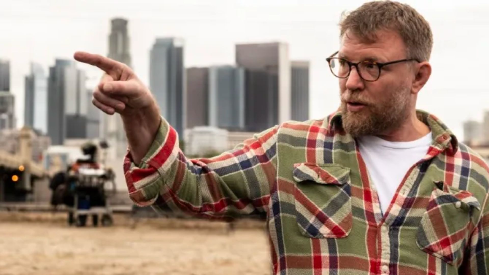 guy-ritchie-dirigiendo-una-escena-de-sus-peliculas