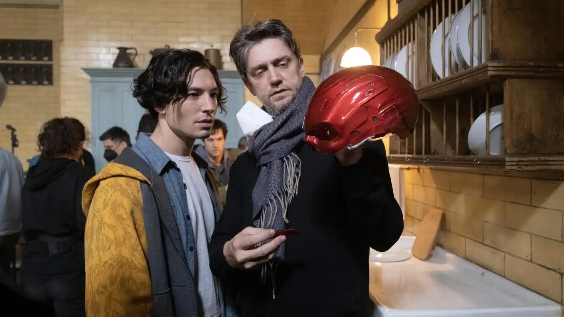 Andy Muschietti y Ezra Miller en el set de Flash 