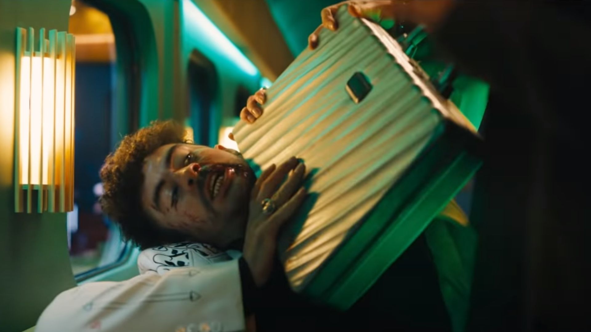 Bad Bunny pelea con Brad Pitt en Bullet Train Tren Bala