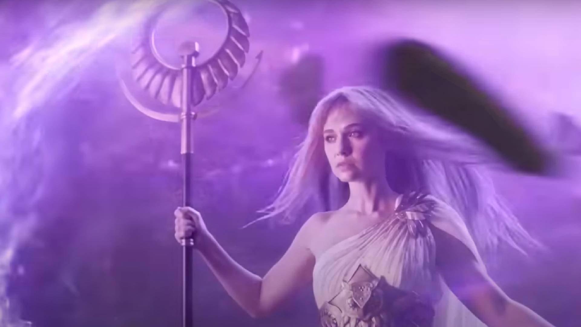 Madison Iseman como Atenea