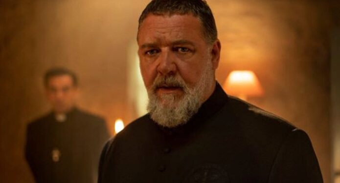 Russell Crowe como el padre Amorth en El exorcista del Papa