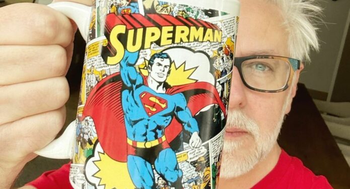 James Gunn con taza de Superman de DC Comics