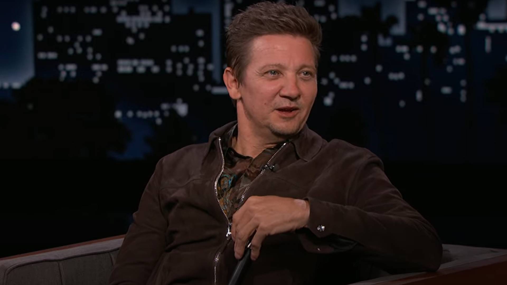 Jeremy Renner reaparece en público en Jimmy Kimmel Live