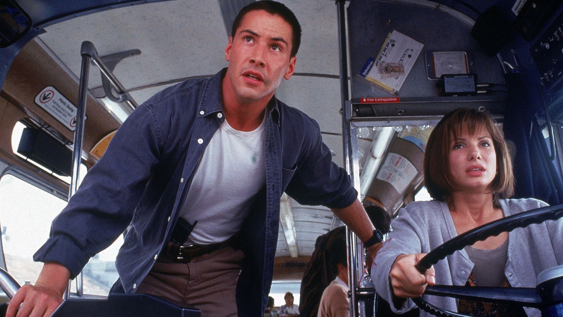 Keanu Reeves y Sandra Bullock en Speed Máxima velocidad escena autobus