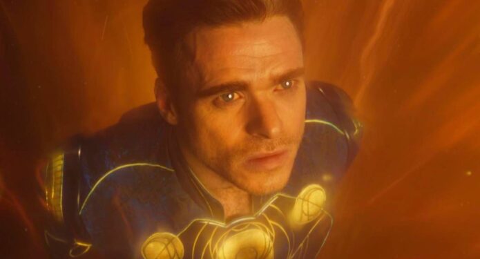 Richard Madden como Ikaris se suicida en el Sol en Eternals