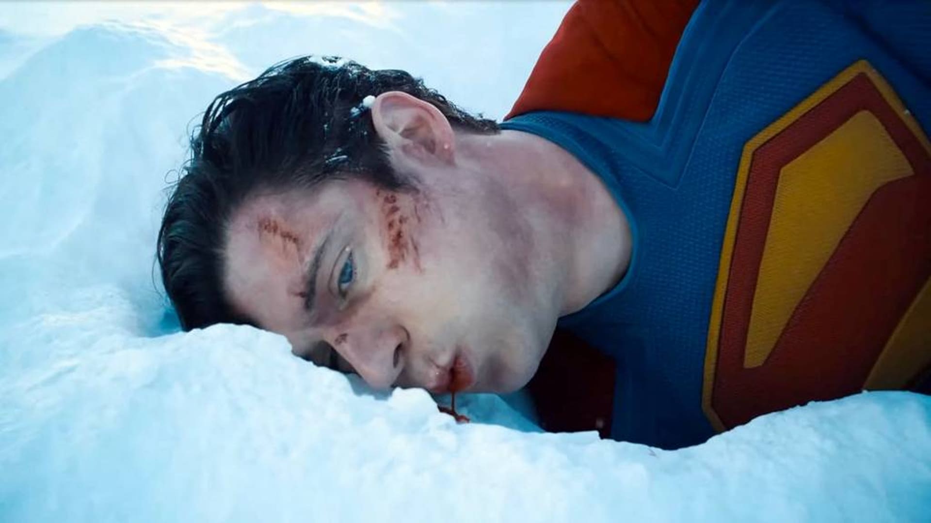 Superman en la nieve golpeado