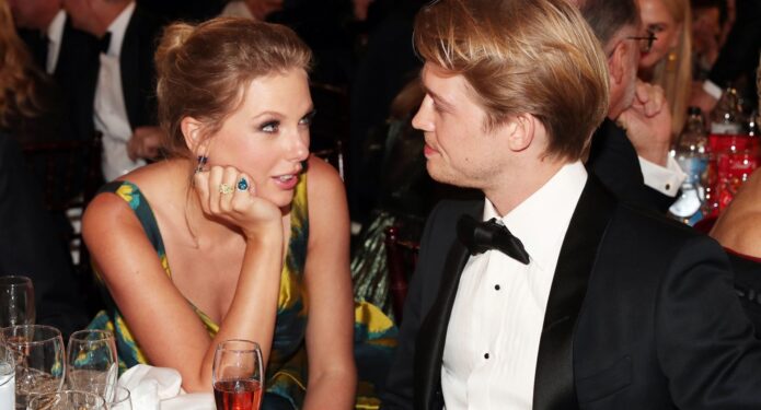 Taylor Swift y Joe Alwyn en una escena viéndose a los ojos muy enamorados