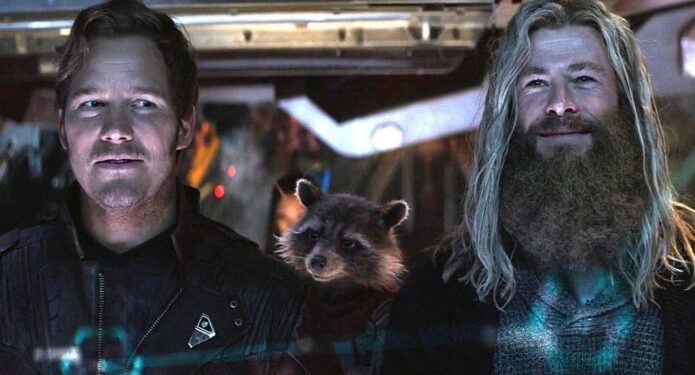 Thor se une a los Guardianes de la Galaxia en Avengers Endgame de Marvel Studios. Thor se muestra emocionado, a Star Lord no le gusta la idea y Rocket los contempla al fondo