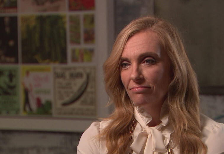 ¡Emocionada! Toni Collette comparte cómo se dio su debut como directora con Writers and Lovers