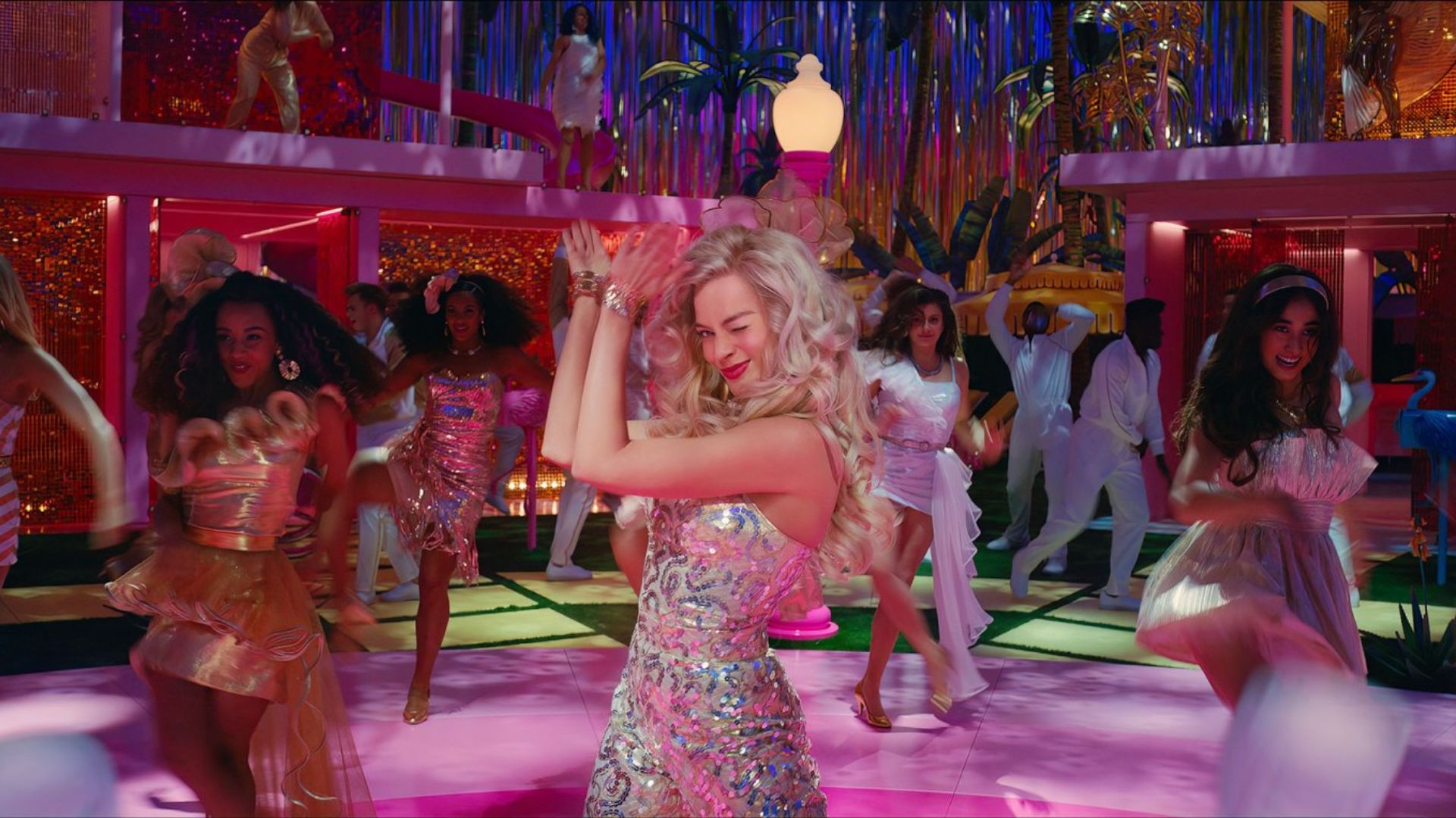 Margot Robbie bailando en Barbieland 