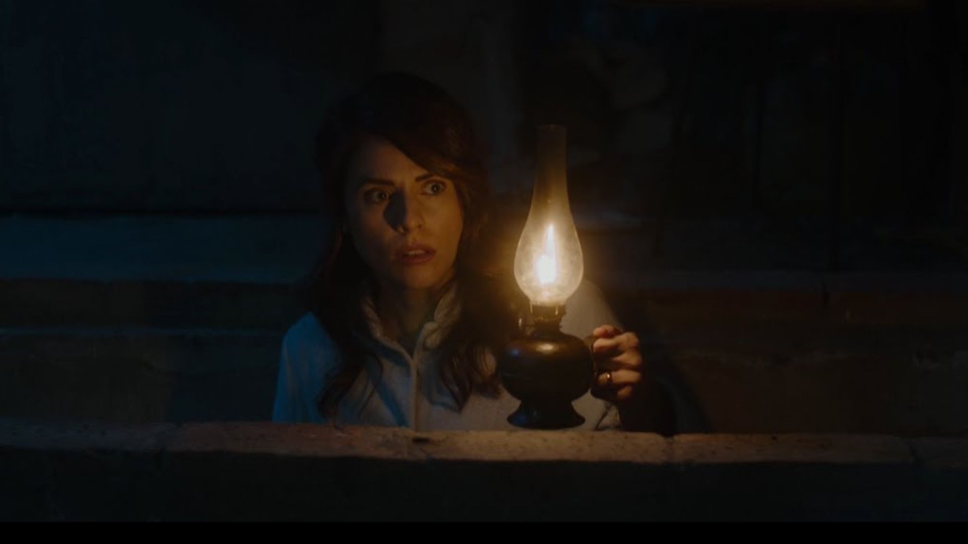 Escena en claroscuro con luz de la película de horror Conjuro Siniestro