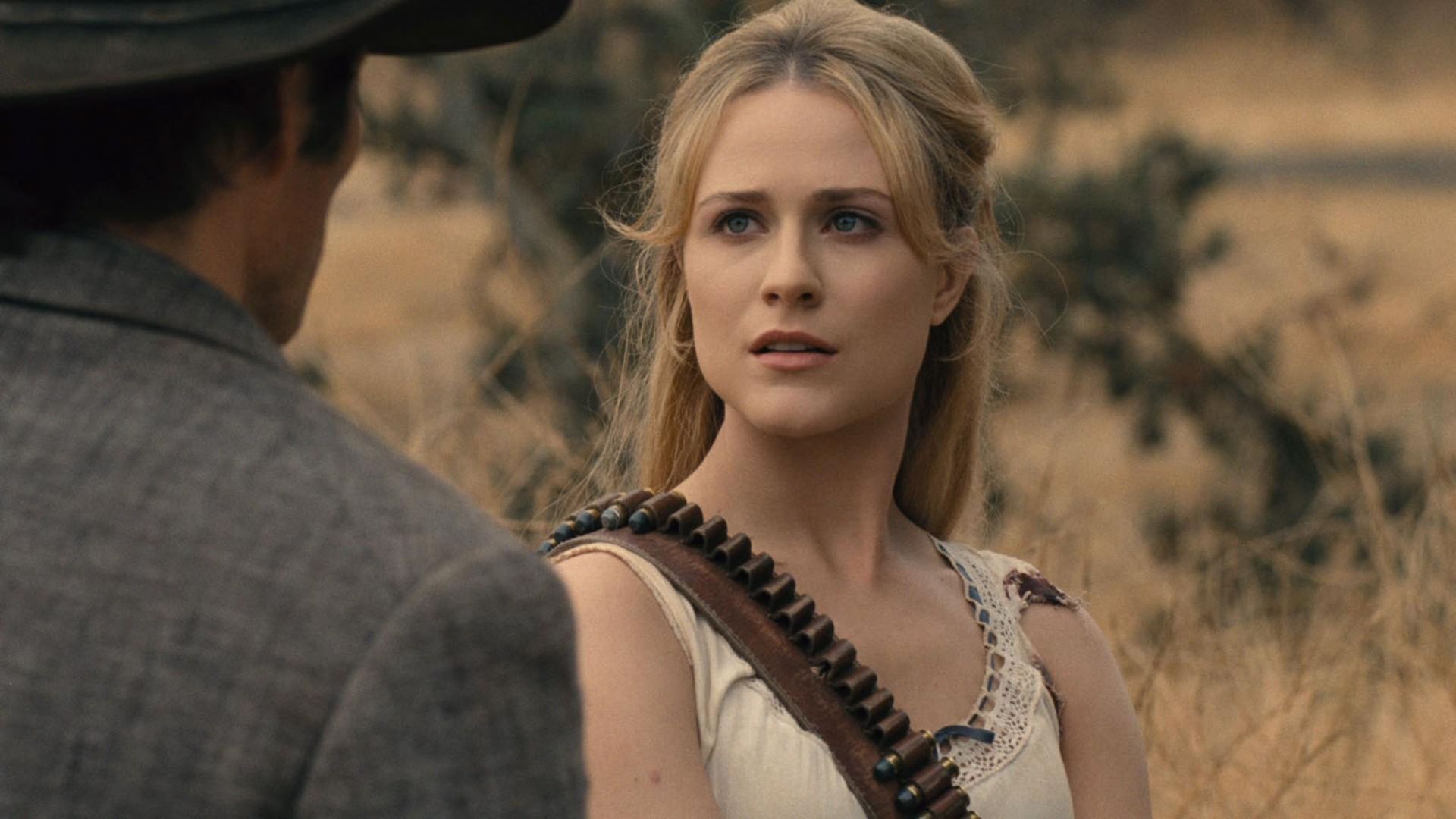 evan Rachel wood en una escena de la serie de tv westworld