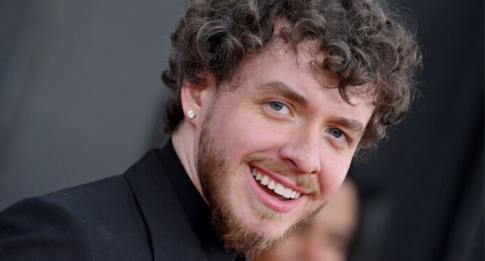 El cantante Jack Harlow sonriendo en una alfombra roja en entrega de premios