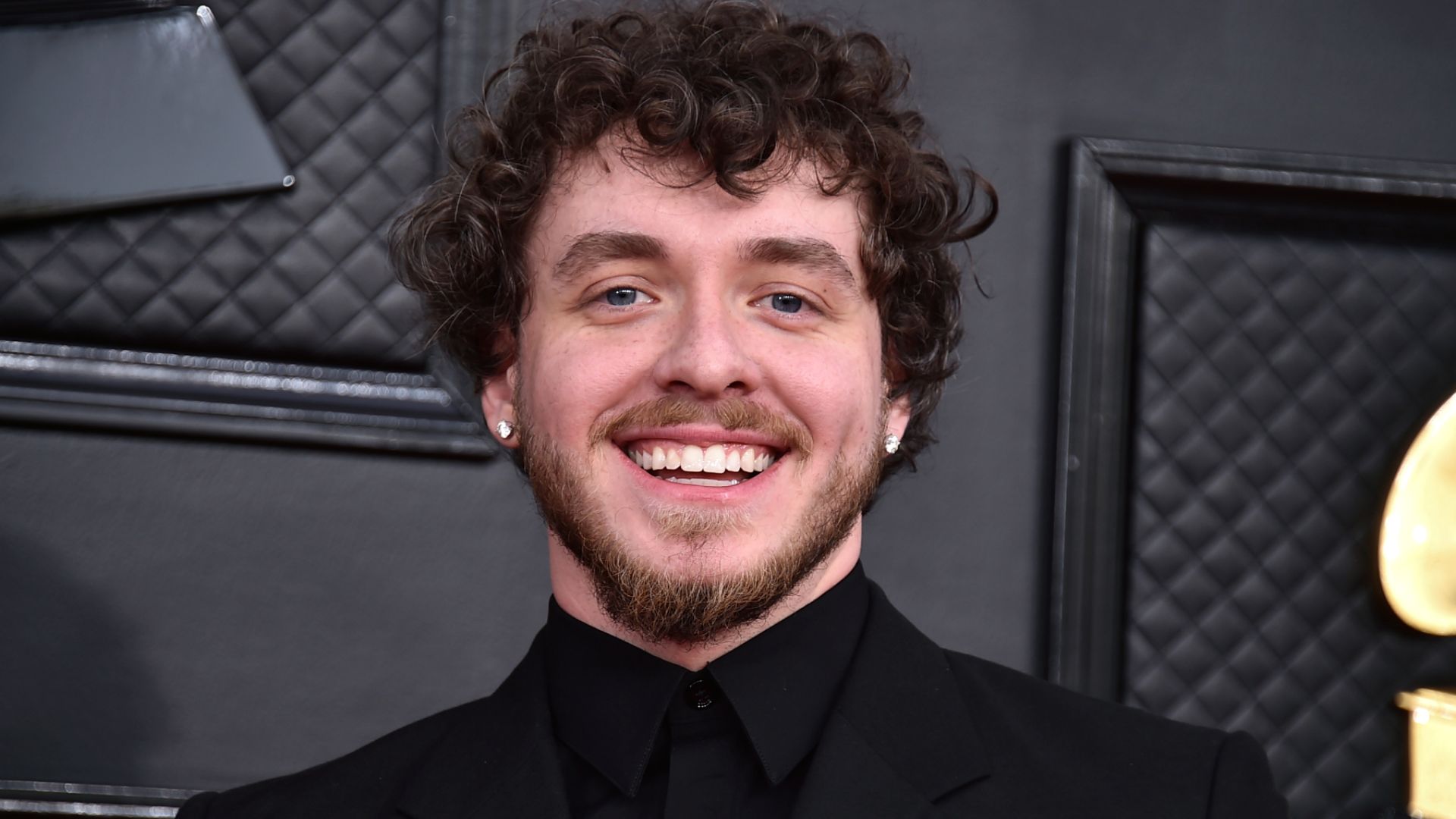 Jack Harlow en la alfombra roja de los Grammy sonriendo a las cámaras