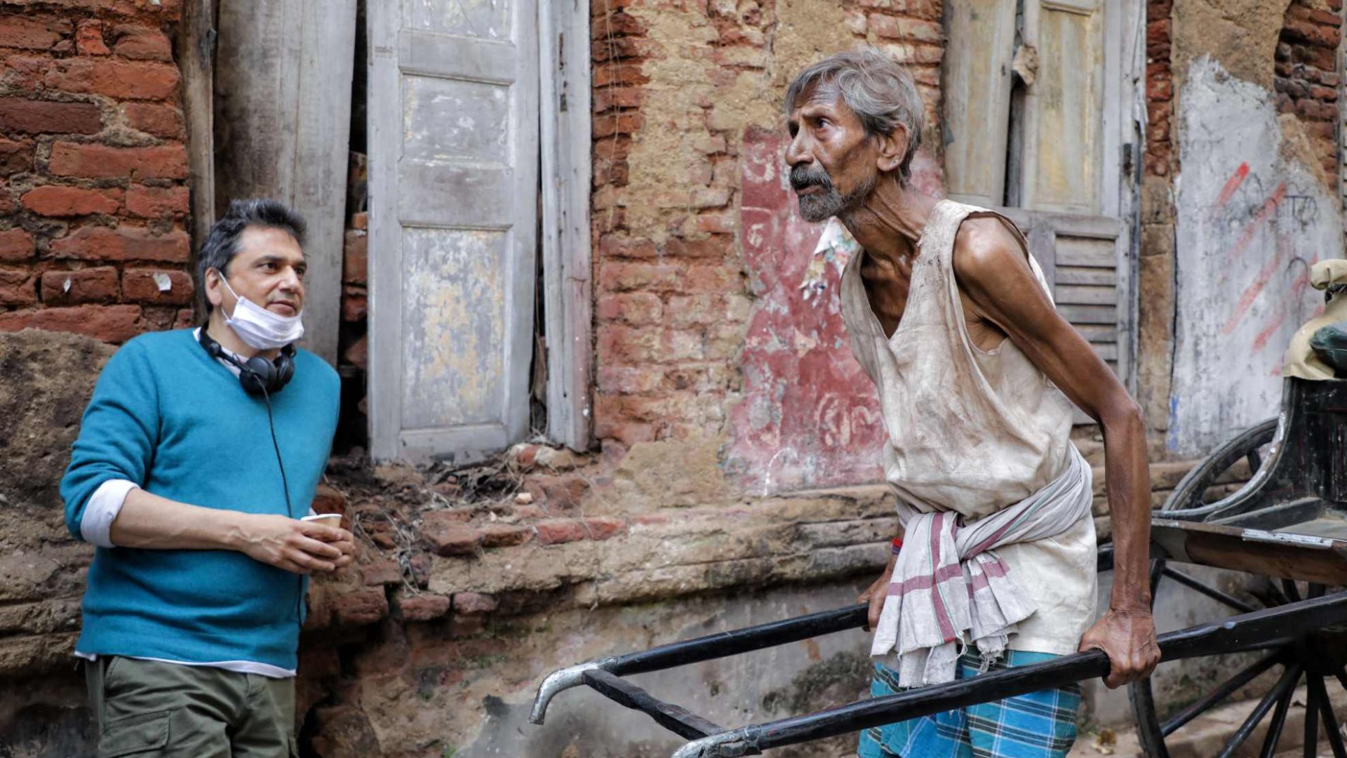 Imagen promocional de Madre Teresa y yo, con el director dando indicaciones