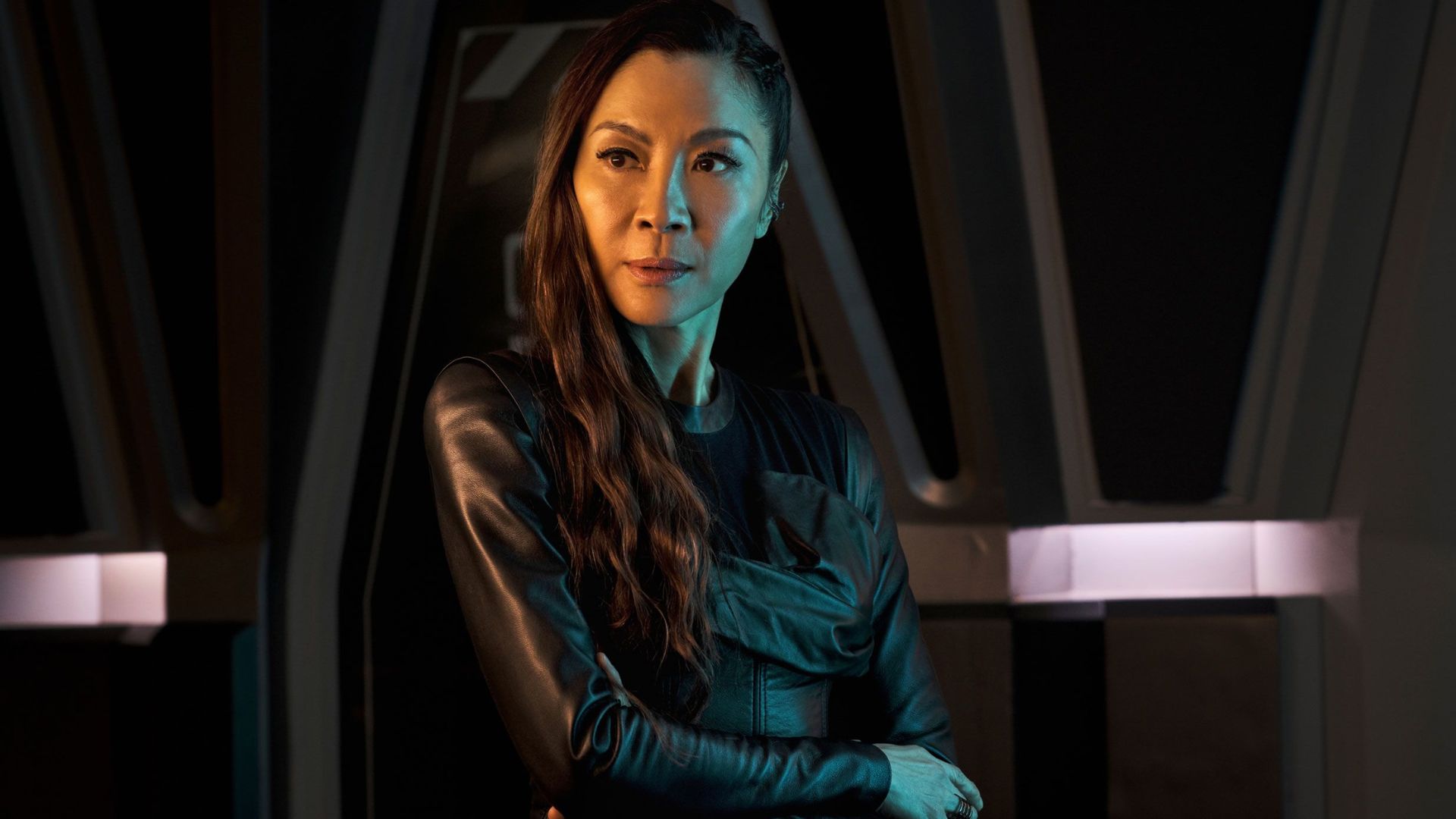 Michelle Yeoh en escena de serie de ciencia ficción