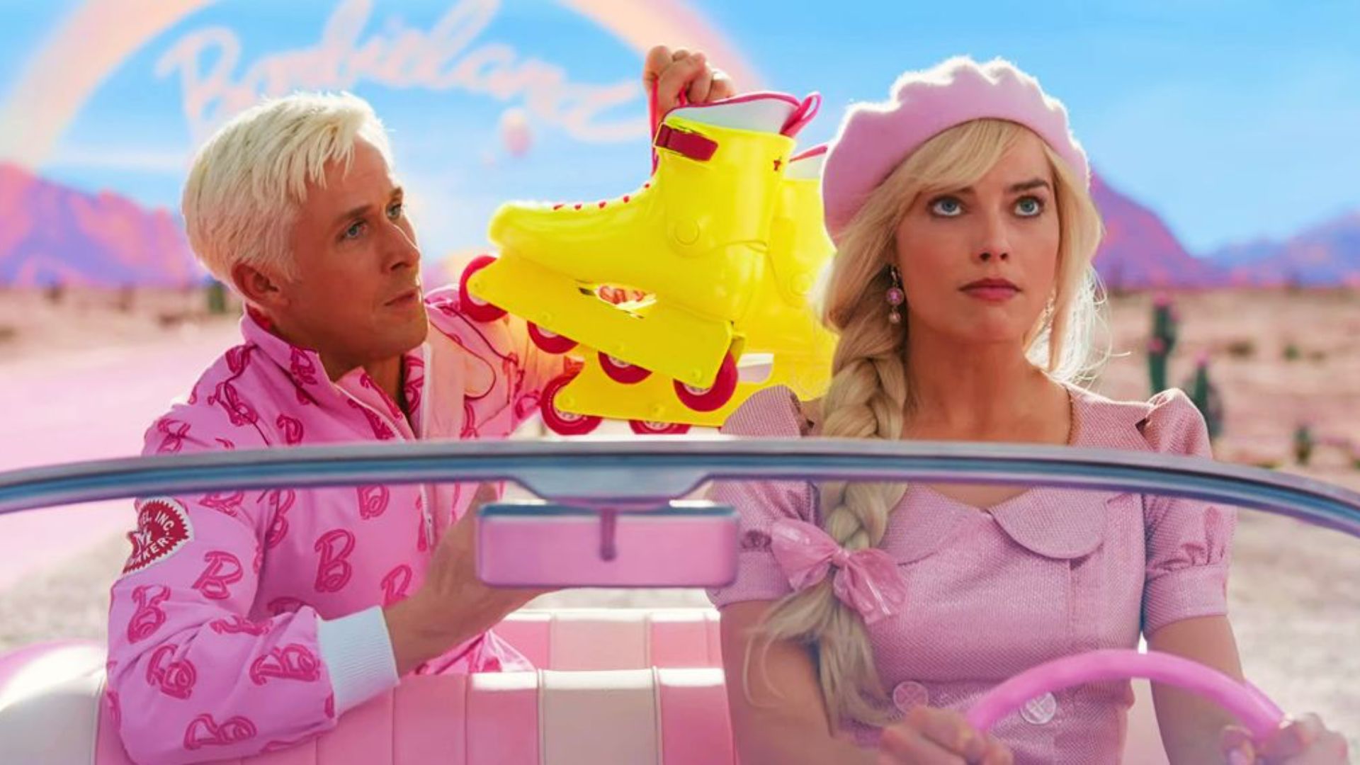 ryan gosling y margot robbie en una escena en un coche de la pelicula de barbie