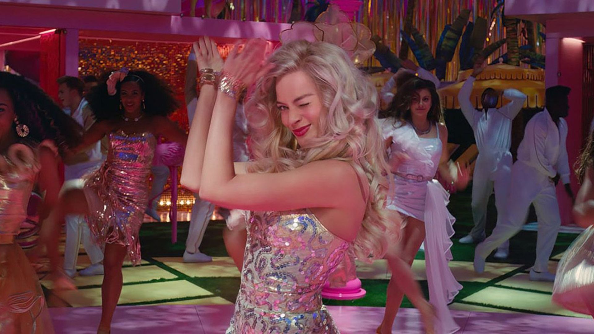 margot robbie bailando en escena de pelicula de barbie