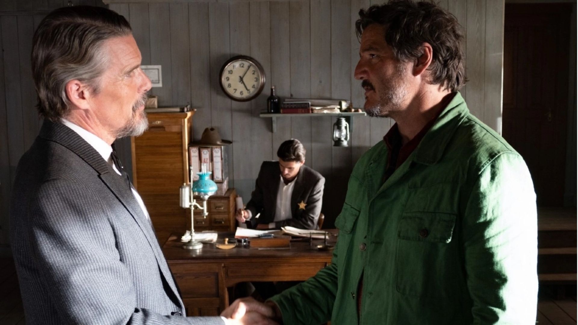 Ethan Hawke y Pedro Pascal en escena del corto Stranger way of Life