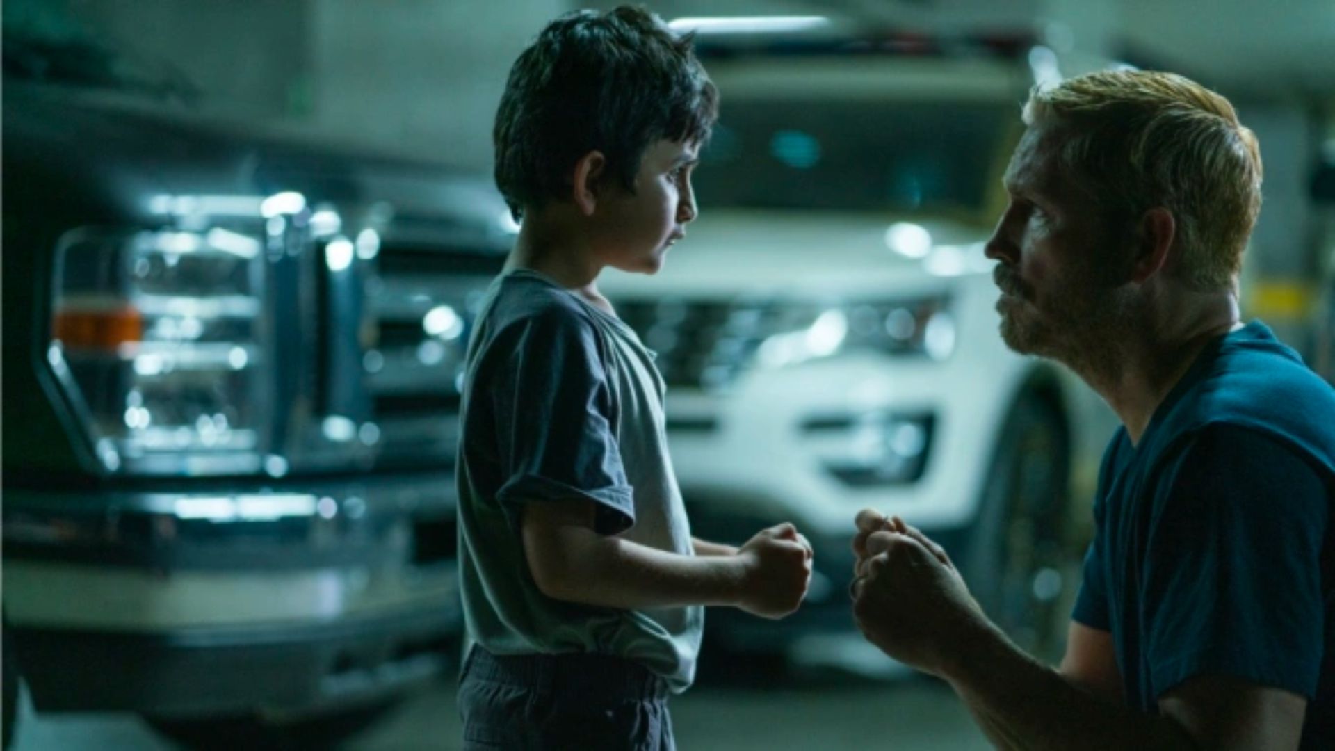 Jim Caviezel con un niño