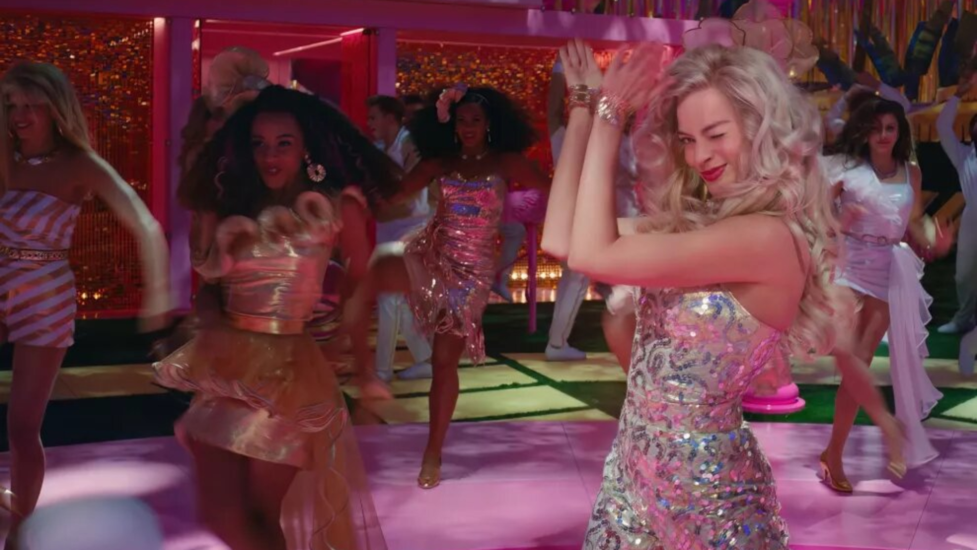 Barbie Margot Robbie bailando 