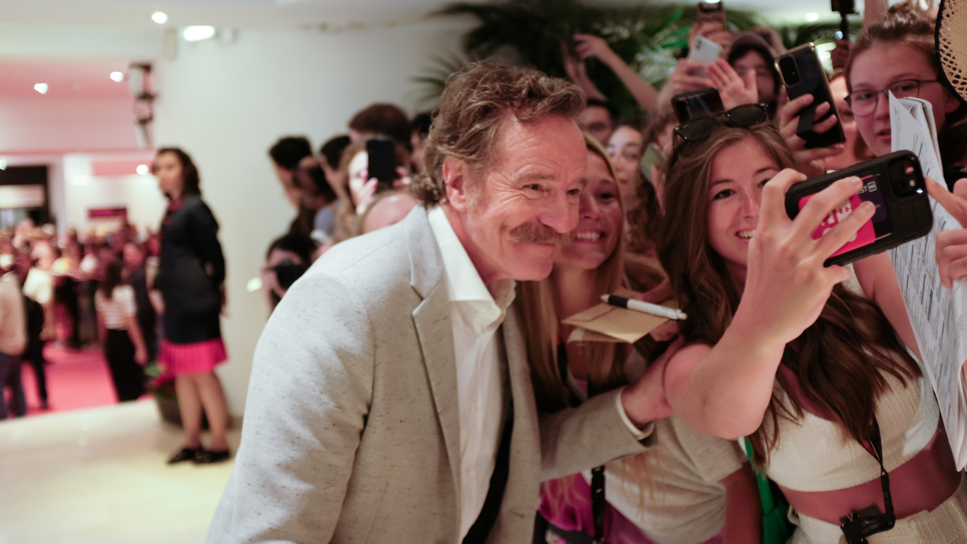 Bryan Cranston tomándose fotos con sus fans 