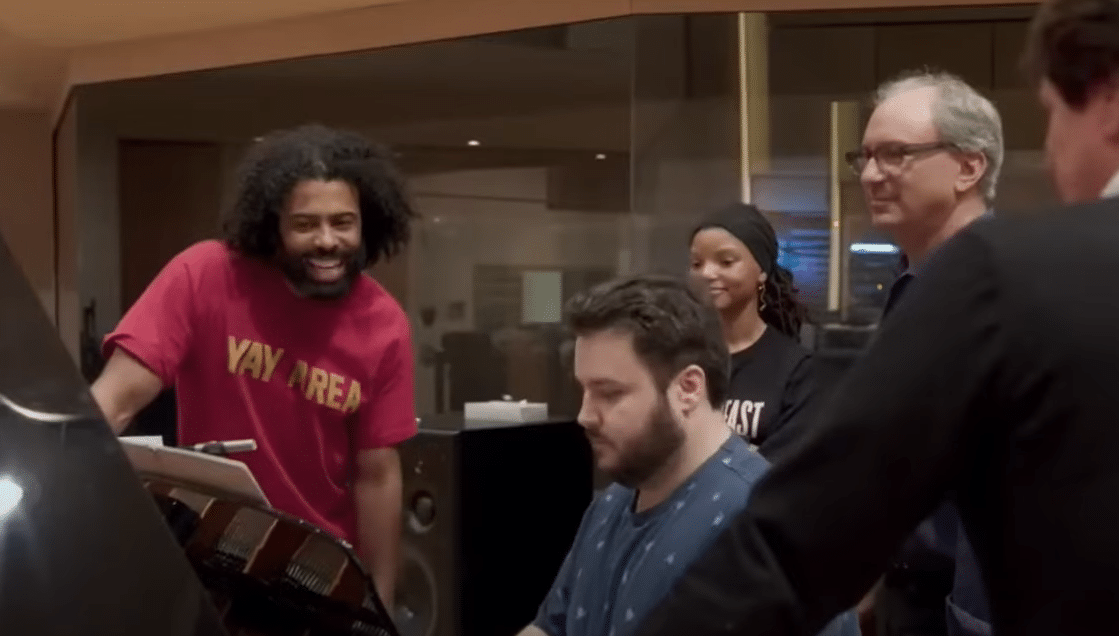 Halle Bailey, Daveed Diggs en entrenamiento de canto