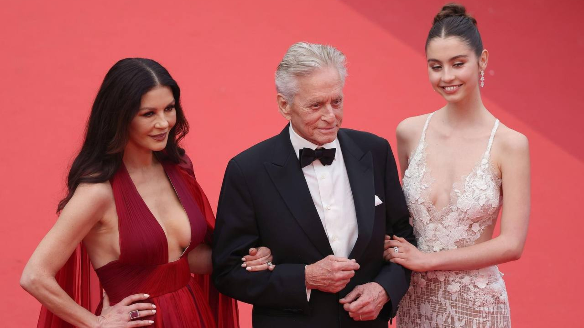 Catherine Jones y su hija Carys Zeta Douglas y Michael Douglas Cannes 2023