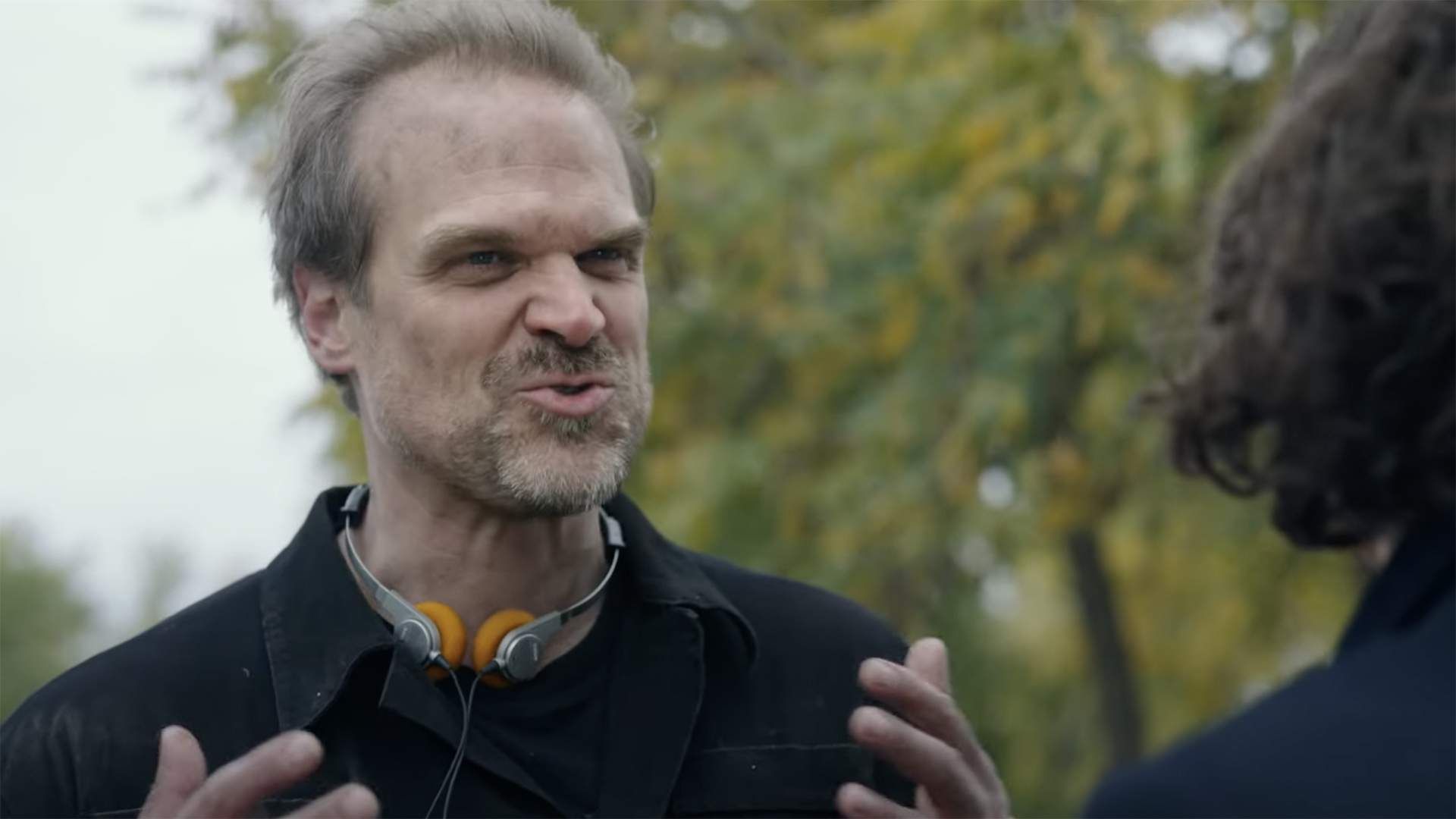 David Harbour explicando una situación