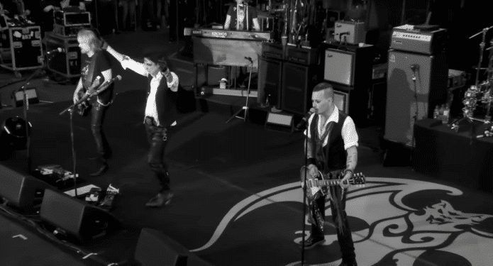 Ouch! Por lesionarse el tobillo, Johnny Depp pospone conciertos con su banda Hollywood Vampires