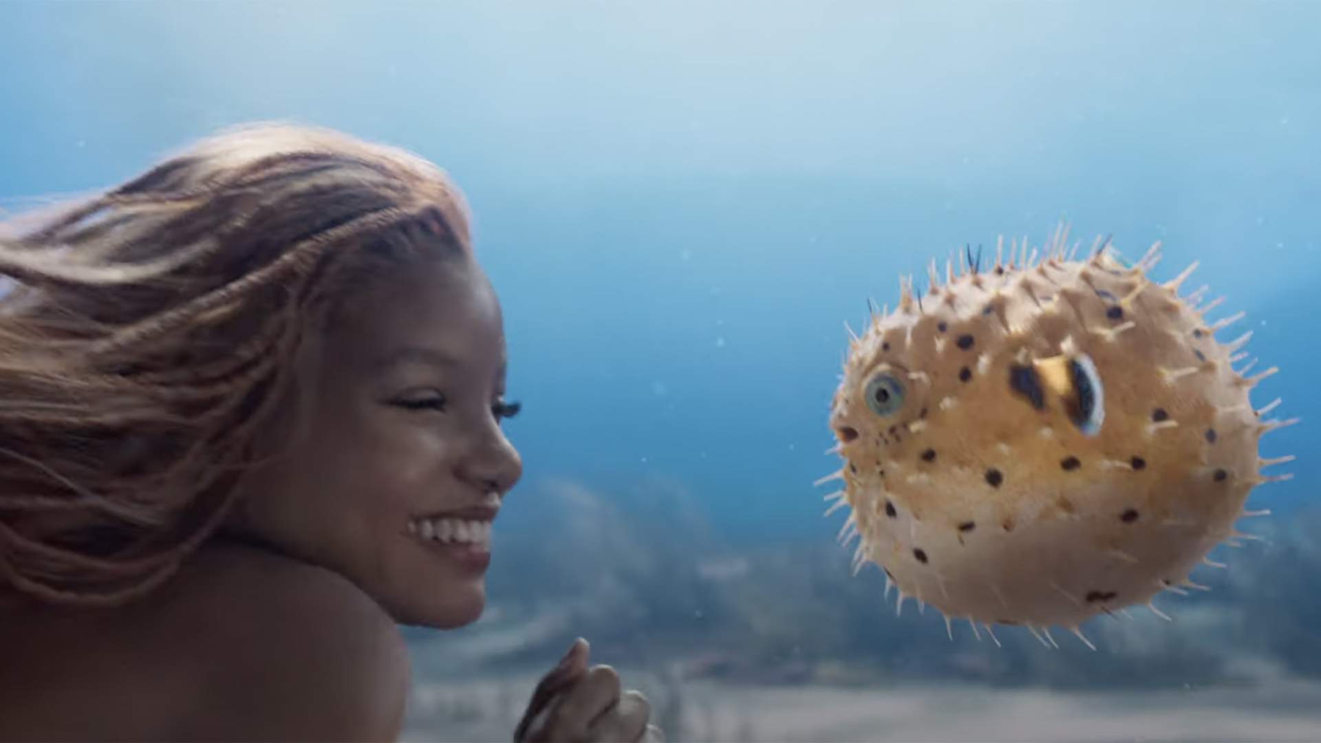 Halle Bailey como Ariel y un pez globo en La sirenita