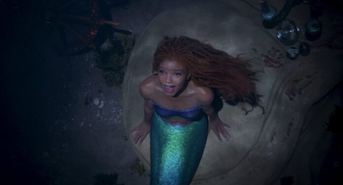 Halle Bailey como Ariel en La sirenita cantando Part of Your World