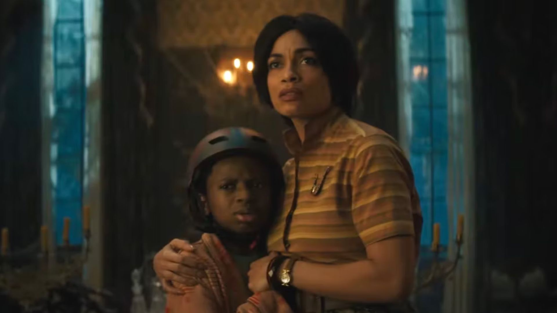 La mansion embrujada escena con Rosario Dawson.jpg