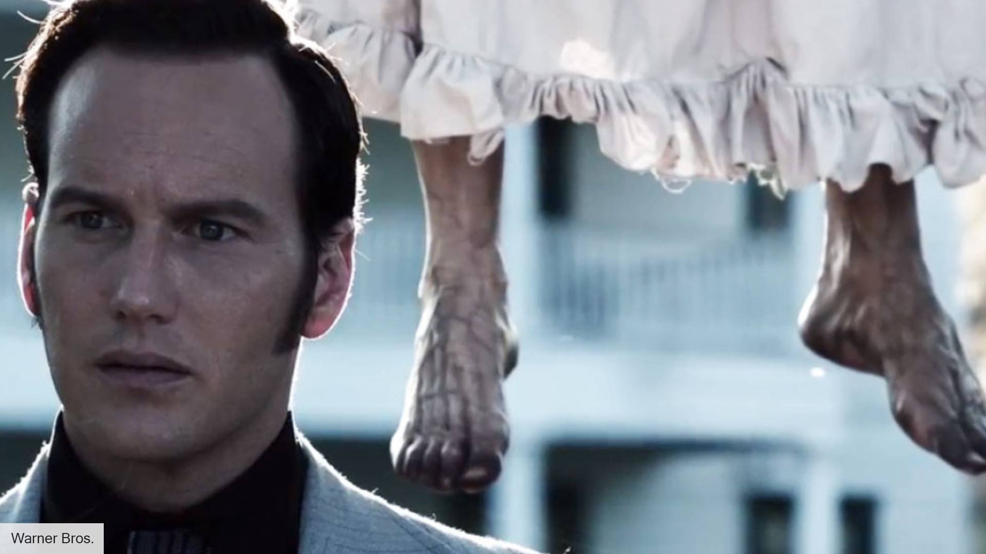 Patrick Wilson y Vera Farmiga como Ed y Lorraine Warren en El conjuro de James Wan escena árbol pies bruja