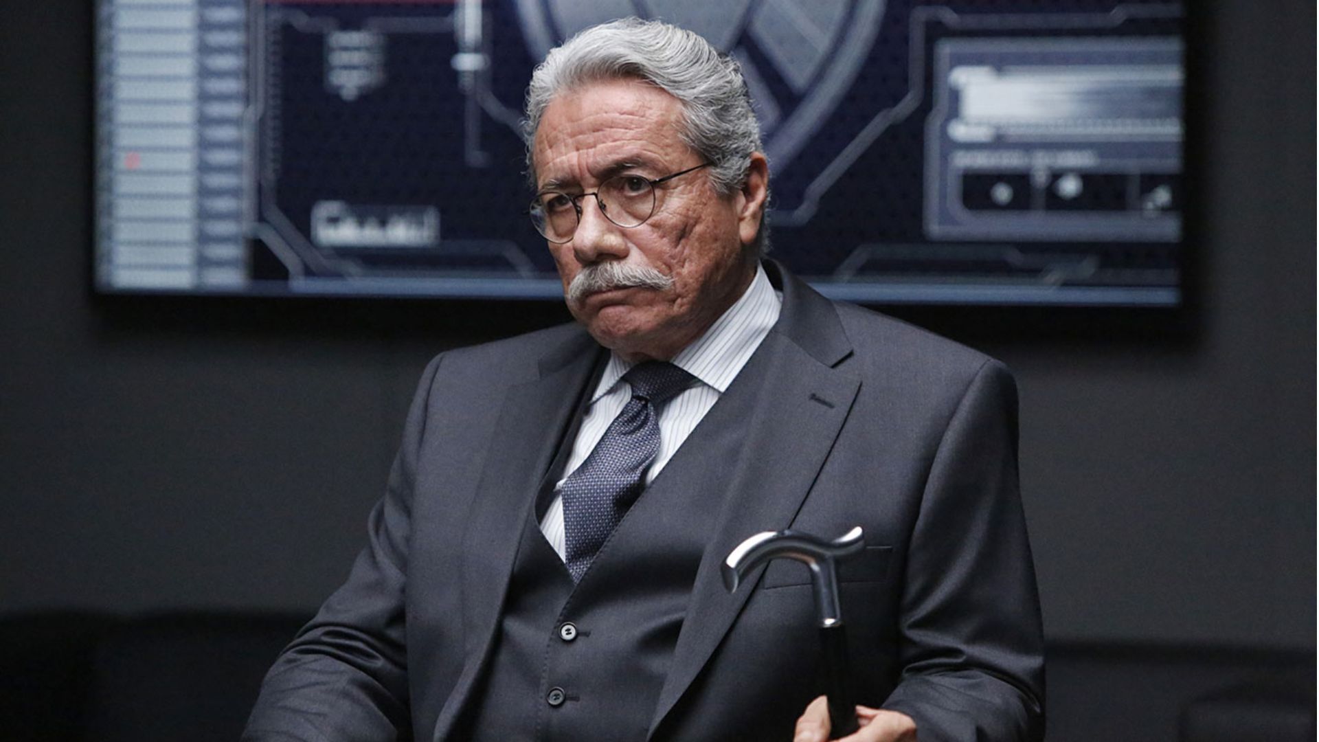 Edward James Olmos luciendo serio